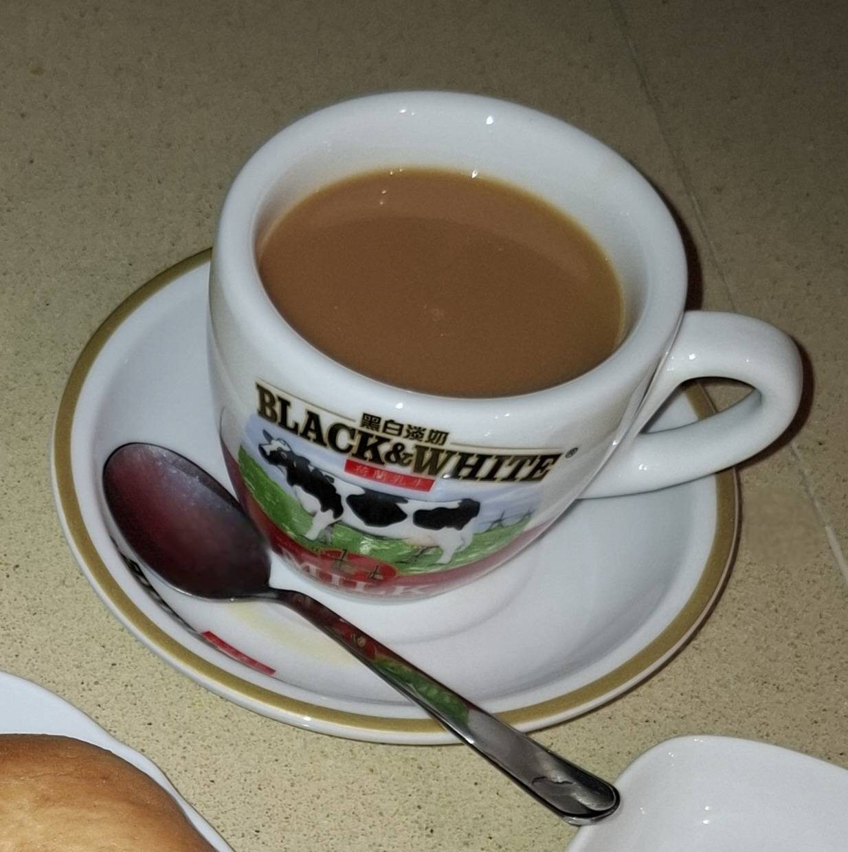Hong Kong Milk Tea (絲襪奶茶, Silk Stocking Milk Tea)